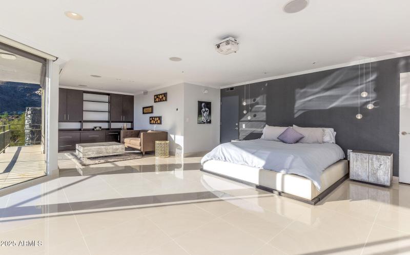 AMAZING MASTER BEDROOM