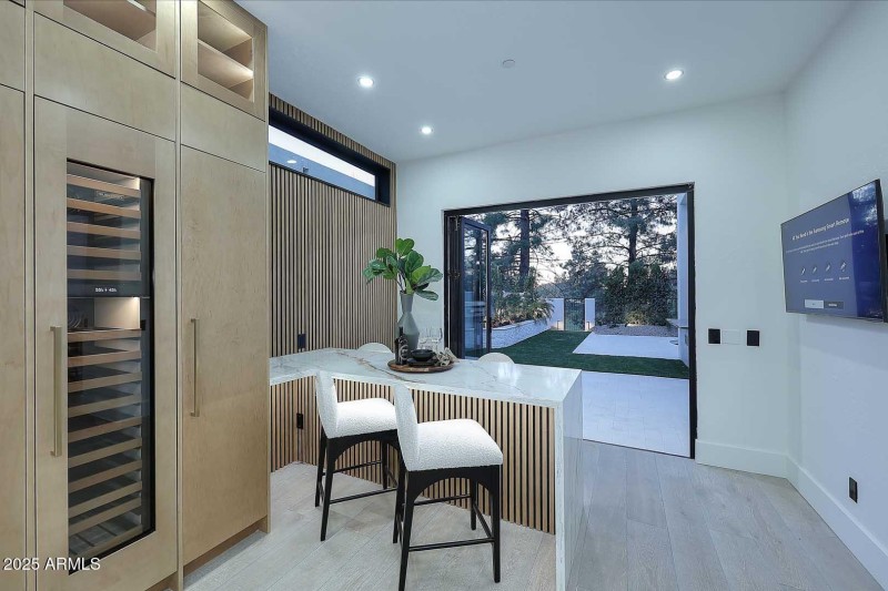 Kitchen-Breakfast Bar