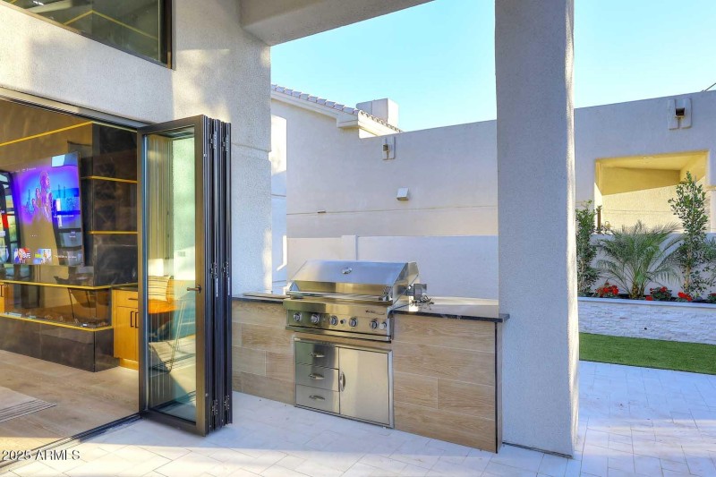 Covered Patio-BBQ Grill