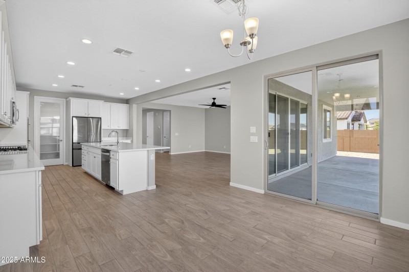 28_028_082_agent_mclake