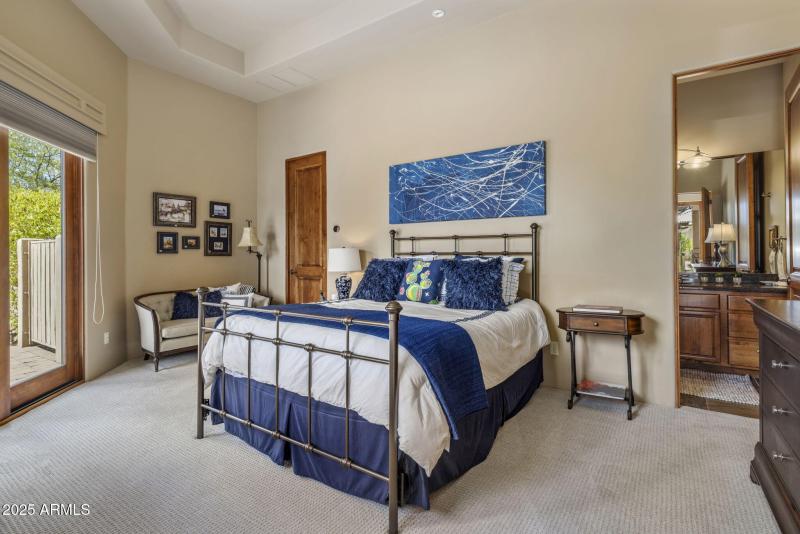 Walk-in Full Bathroom