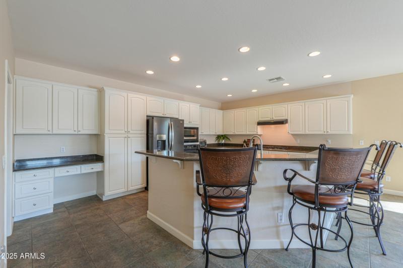 Spacious breakfast Bar