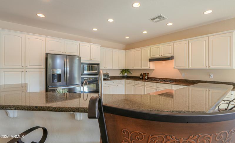 Upgraded cabinets w/pulls