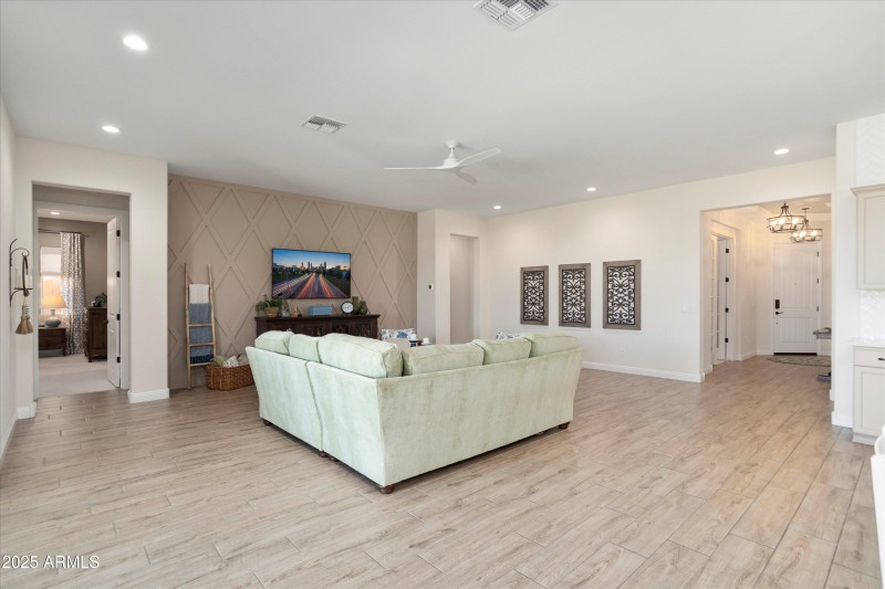 009-27396 W Escuda Dr