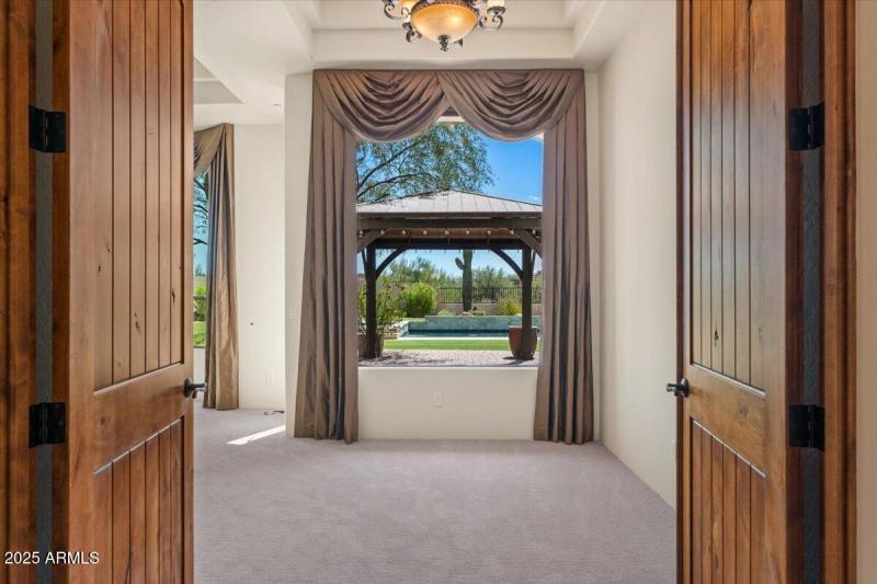 Primary bedroom Entry