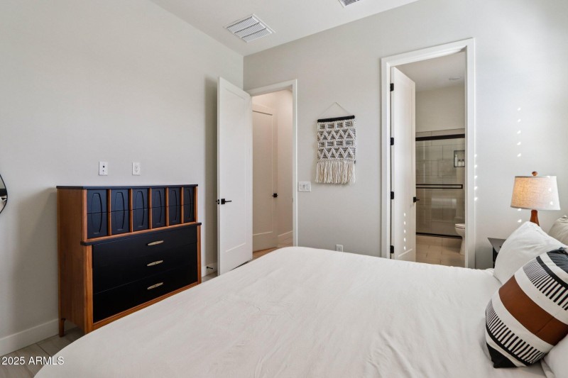 36-web-or-mls-W Marshall Ave-S1009-036