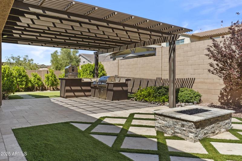Outdoor kitchen with Pizza Oven