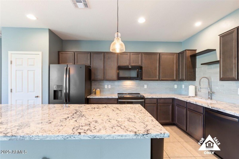 19-18216 W Foothill Dr