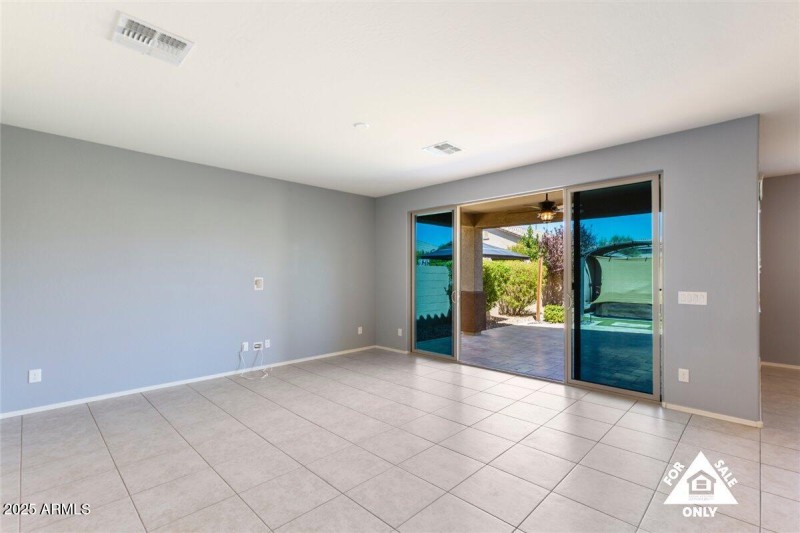 21-18216 W Foothill Dr