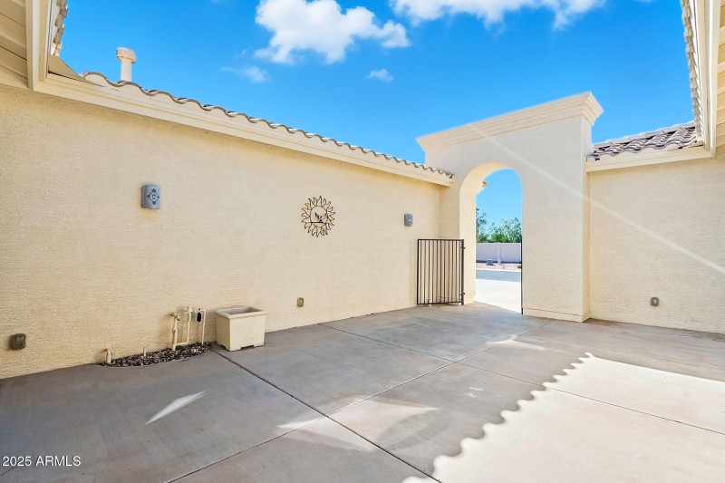 Cool Arched Entry w/gatee