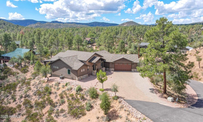 Beautiful Custom Home in The Knolls