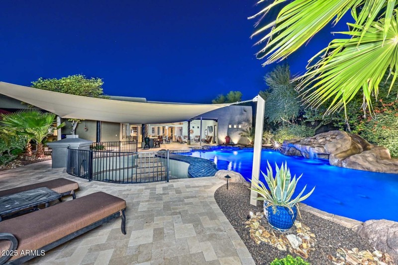 Night-Backyard-Swim-up Bar