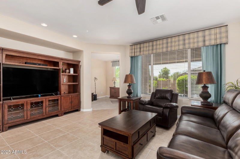 Large Famiy Room w/ custom drapes