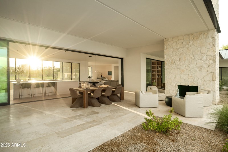 Outdoor Dining / Fireplace