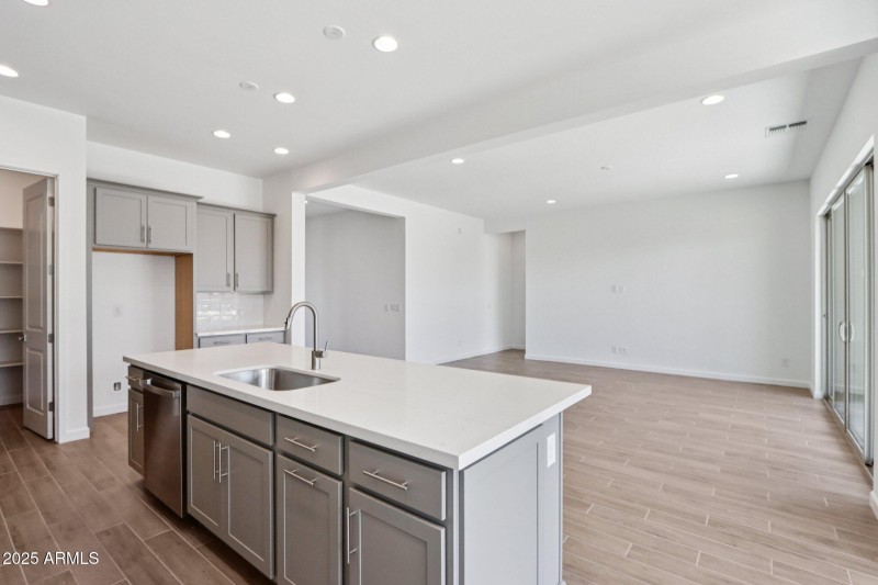 16-web-or-mls-E Utah Ave-S0909-016