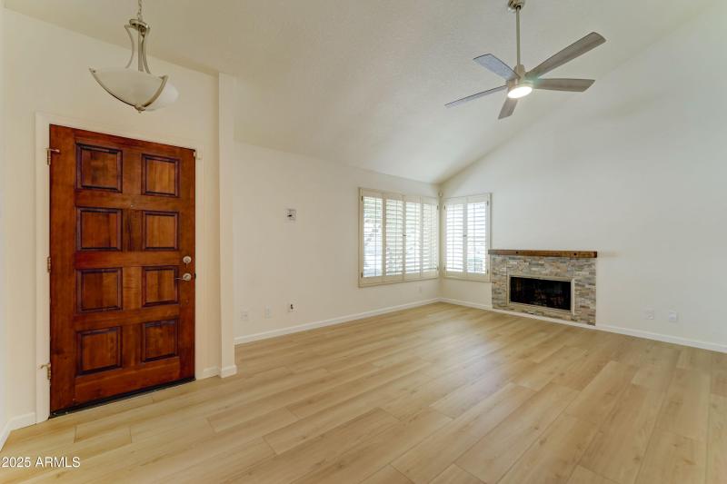 1658 N Sierra Vista Dr-13