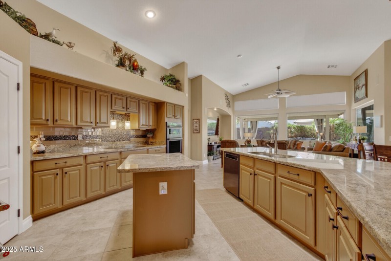 Kitchen w/island