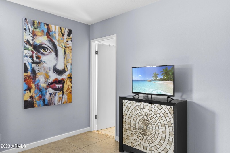 18-web-or-mls-8308-e-minnezona-ave