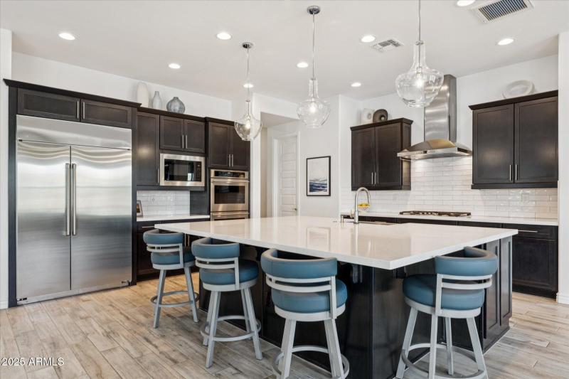 Large Island & Breakfast Bar