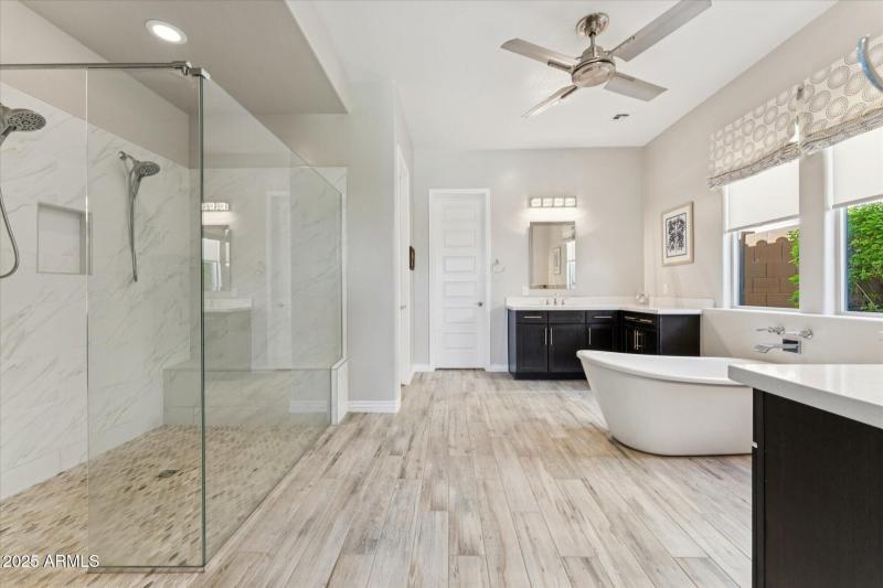 Primary Bath w/Walk-in Closet