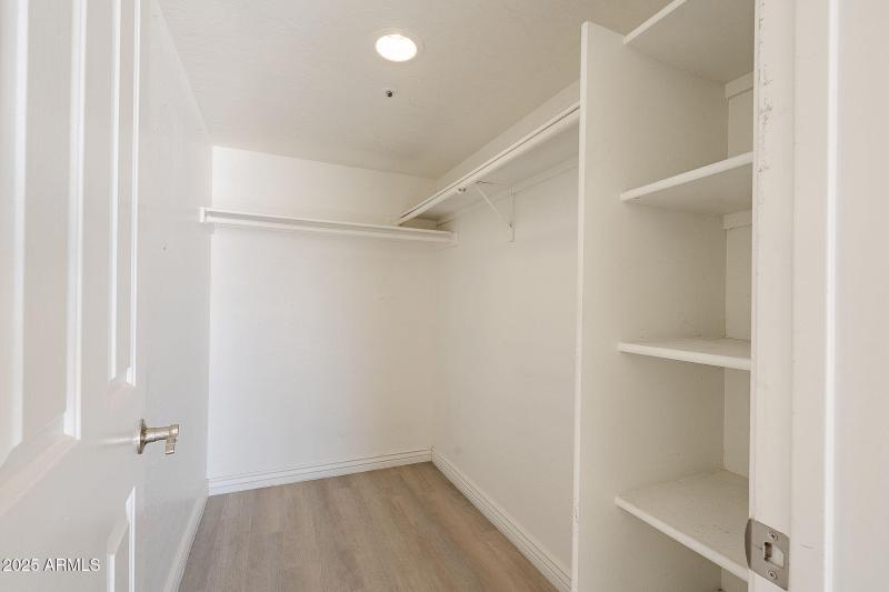 WHOA!! WALK IN CLOSET!!