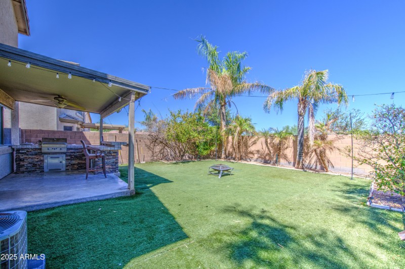 Backyard-no neighbors behind!