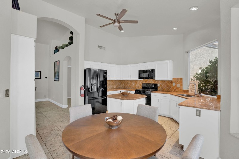 Kitchen – Breakfast Area