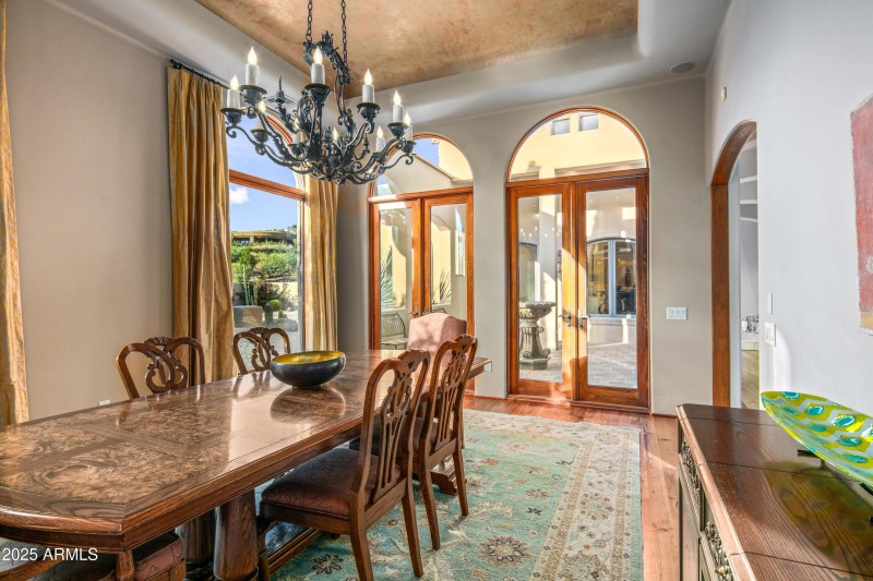 017_Dining to Front Courtyard