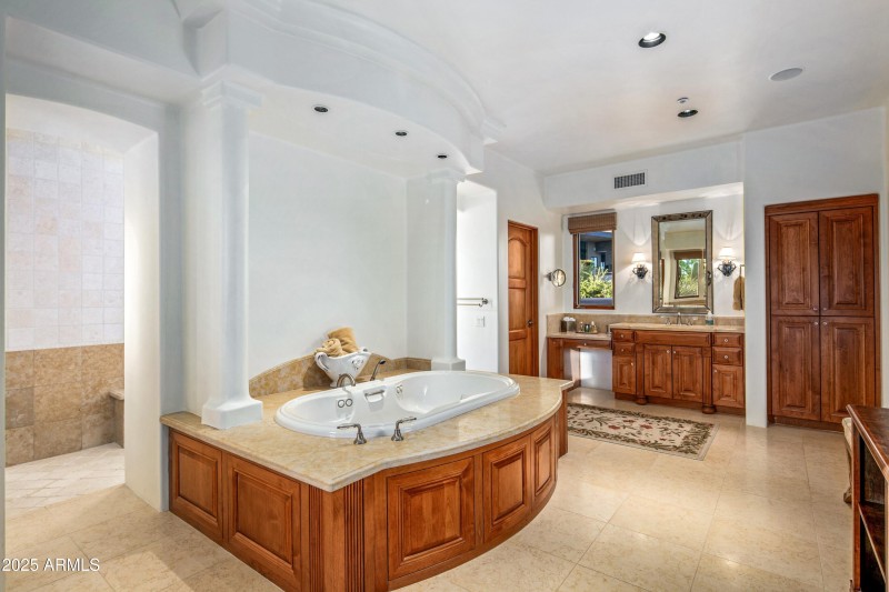 033_Luxury Spa Tub & Vanity 2