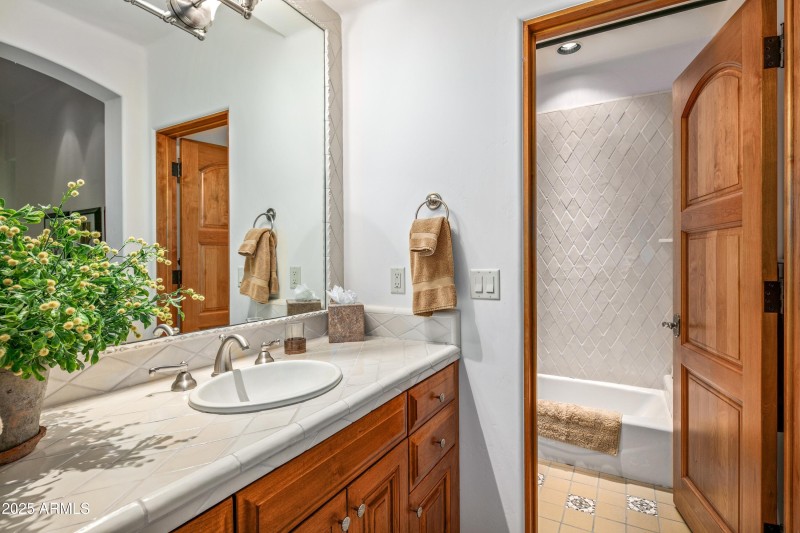 041_Guest Ensuite Bath 1