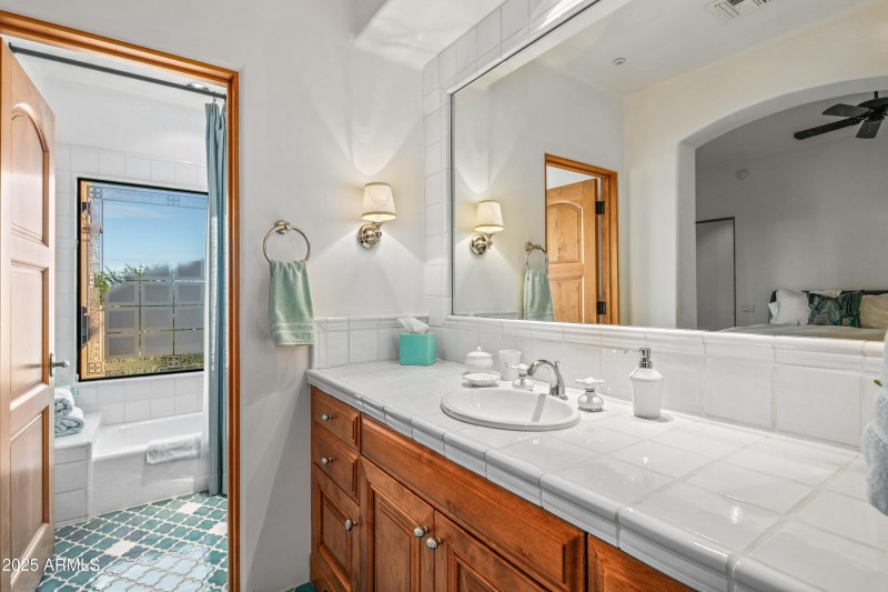 043_Guest Ensuite Bath 2