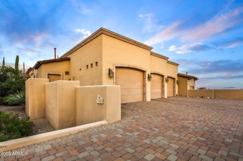 060_Expansive Owner's Parking