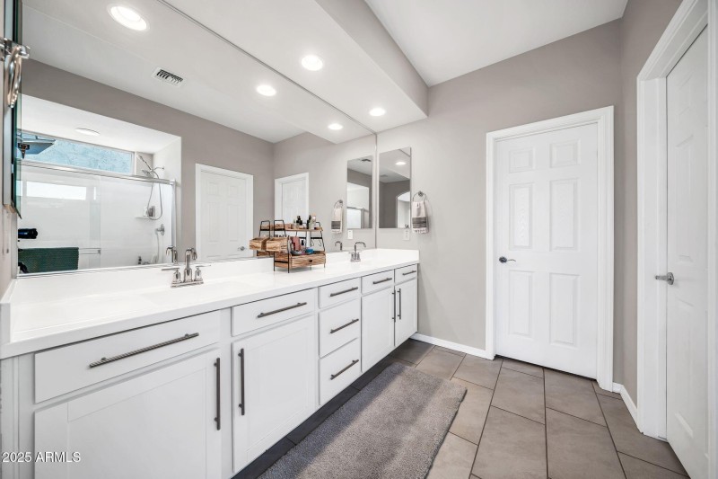 Double sink in primary bath