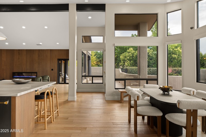 Breakfast Bar & Eating Area