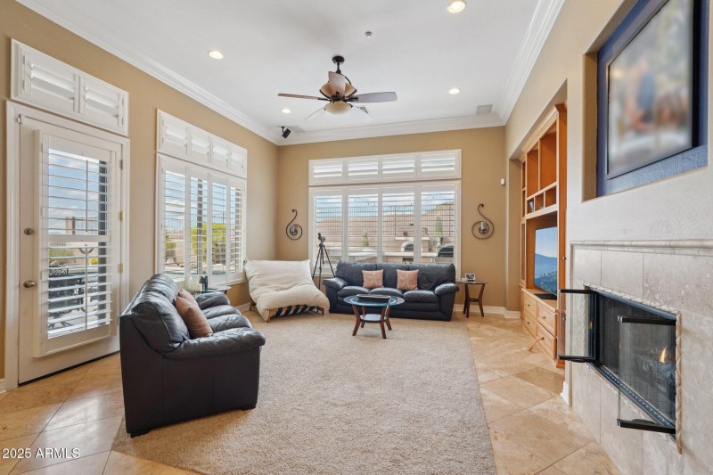 11-web-or-mls-W Shinnecock Way-S1209-012