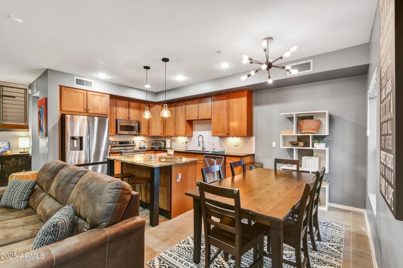 008_Dining to Kitchen