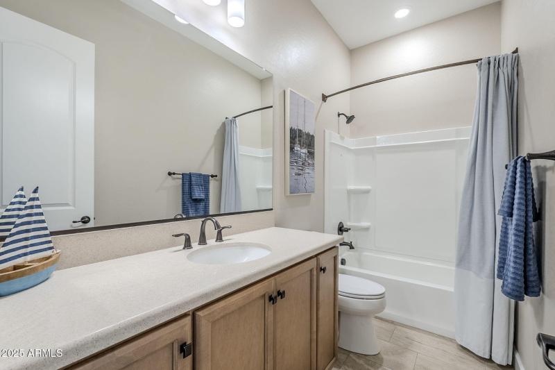 Guest Bathroom w/Tub Shwer Combo