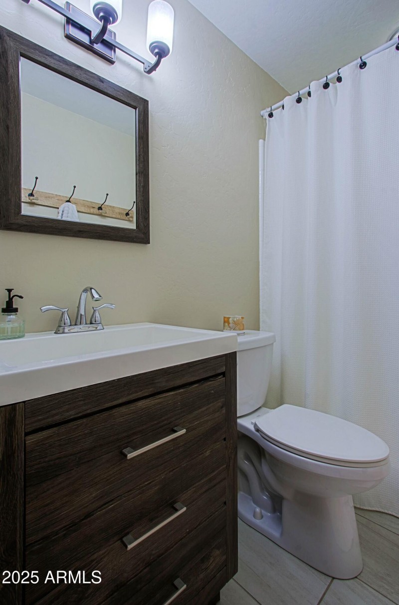 Guest bathroom 4