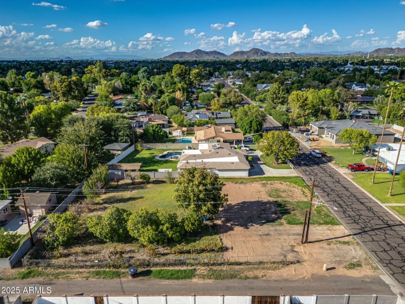 24-web-or-mls-5704 N 11th Ave--24