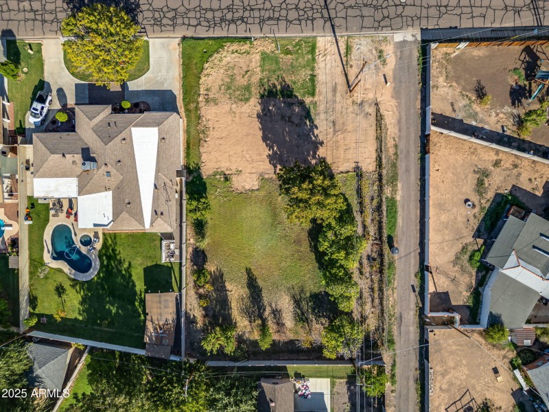 28-web-or-mls-5704 N 11th Ave--28