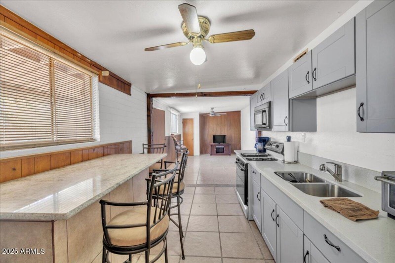 05-1837_E_Pleasant_Ln5