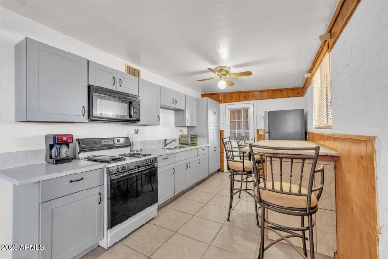 04-1837_E_Pleasant_Ln4