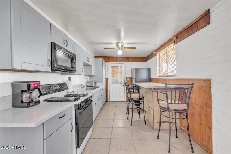 03-1837_E_Pleasant_Ln3