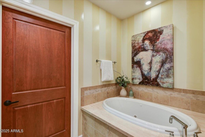 23-Separate Jetted Bath