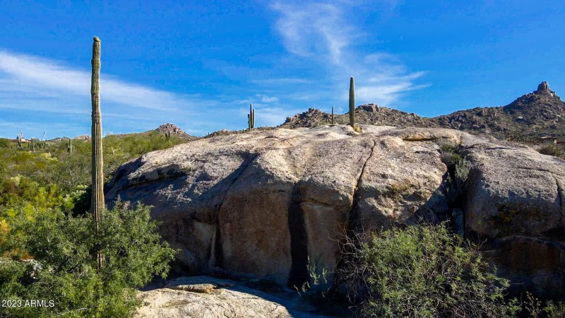 Wider photo oft he grotto cliffs