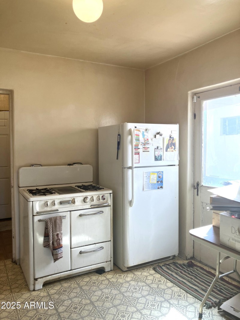 Large, Eat-In Kitchen