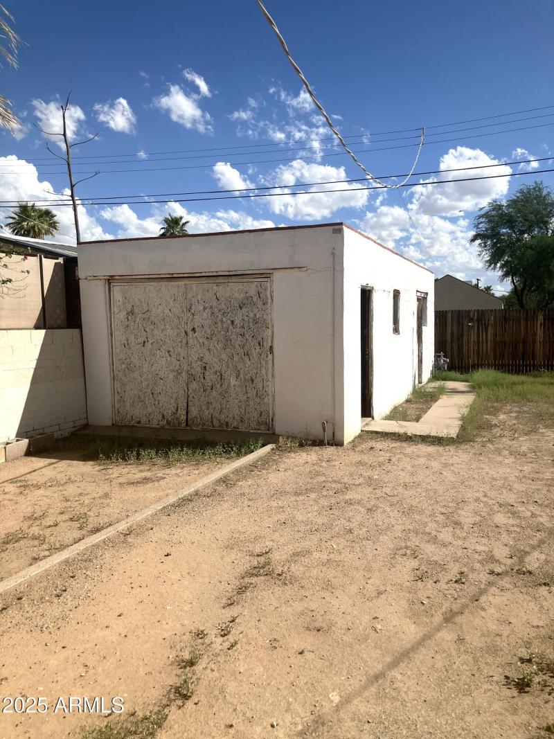 Tandem, Detached Garage in Backyard