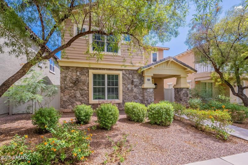 large-019940ae-eff5-70a8-8d84-b54ca73176