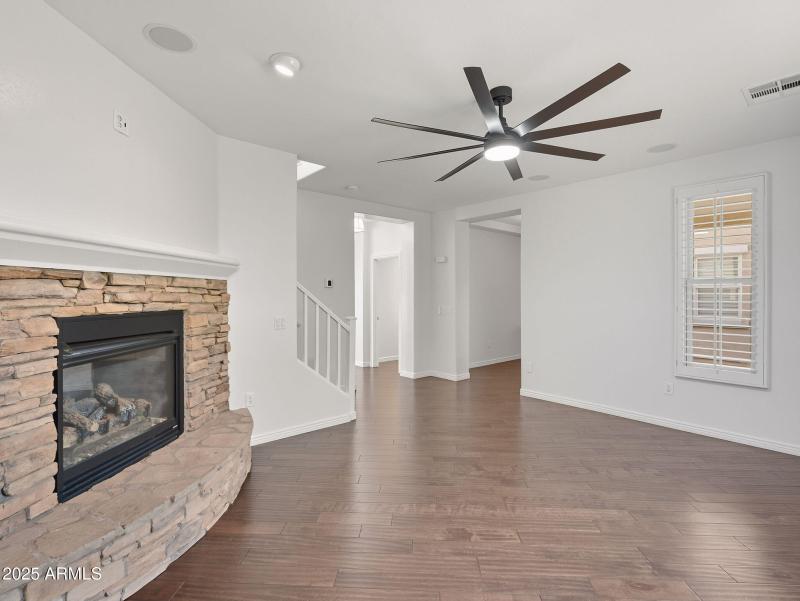 large-019940ae-f0c4-718f-9f1a-ab60b50e15