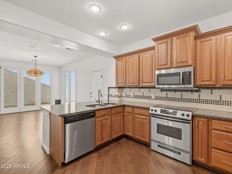 large-019940ae-f234-700e-8c66-09167fe6cf